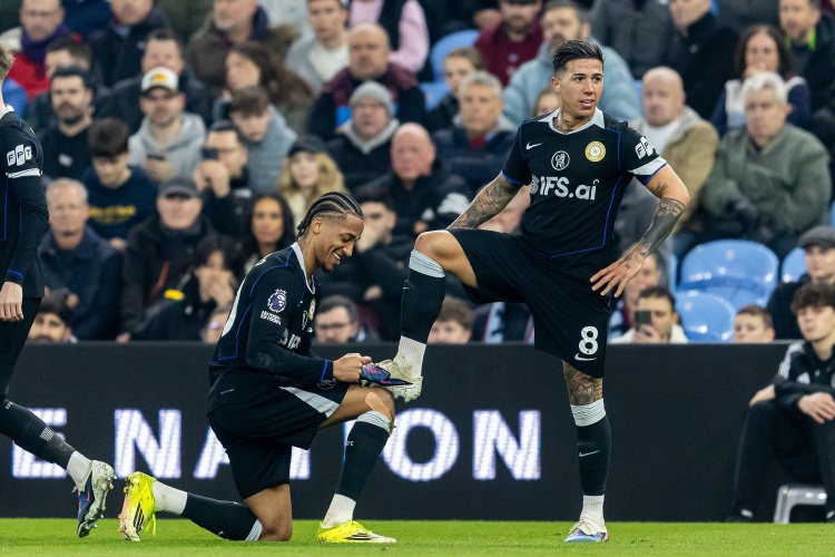 lol竞猜-阿巴连线！恩佐助攻佩德罗破门后，佩德罗送上擦鞋庆祝