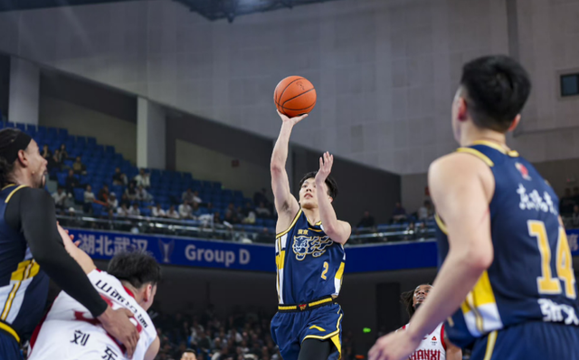 lol外围-广东宏远拒绝输球！全力击败上海男篮，奎因对位张镇麟，央视直播